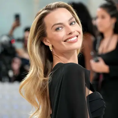 Margot Robbie with a golden blonde balayage hair color 