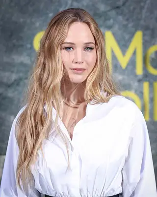 Jennifer Lawerance with long beachy waves 