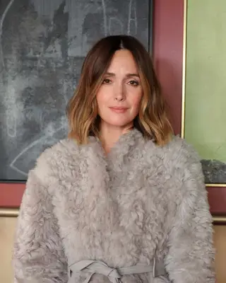 Rose Byrne with S-shaped loose curls 