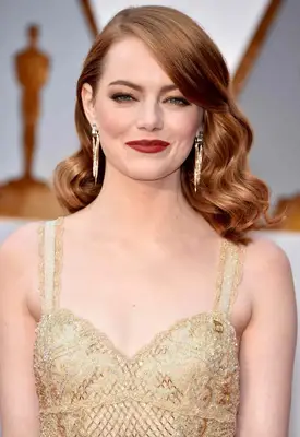 Emma Stone with bouncy waves and a deep side part 