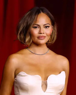 Chrissy Teigen with messy wavy bob 