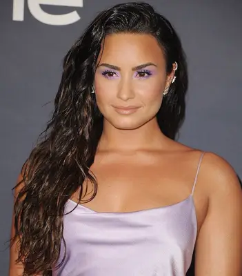 Demi Lovato long, wet, wavy hair