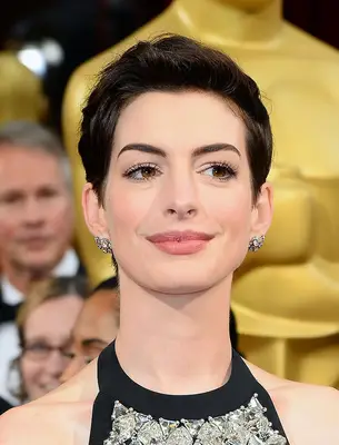 short hairstyles: Kate Hudson with short blonde hair