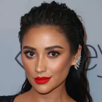 Shay Mitchell wearing a slicked back wavy hairstyle at the 2018 Golden Globe Awards Post-Party in Beverly Hills, California