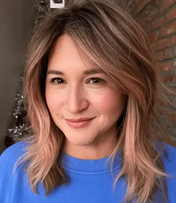 Ashy blonde hair base with face-framing strawberry blonde highlights