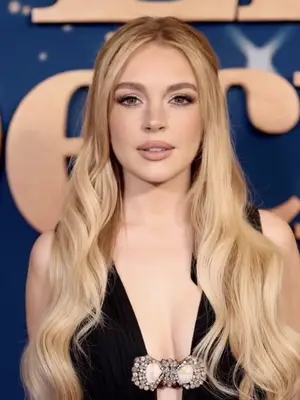 Woman with blonde hair with strawberry highlights