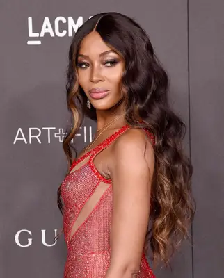 Naomi Campbell face-framing toasted brown long wavy hair