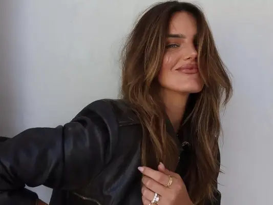 60 exemples de mèches sur cheveux châtain foncé à économiser maintenant : de l'ombré au balayage