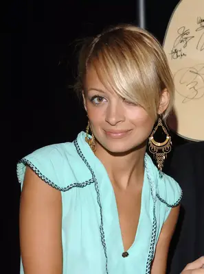 Nicole Richie side bangs