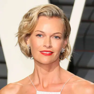 Sarah Murdoch wears a naturally wavy, smooth bob with over directed parting to the Vanity Fair Oscar Party