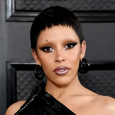 Doja Cat wears a tight, black Liza Minelli -inspired wig to the Grammys