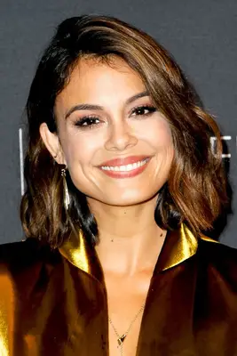 Nathalie Kelley with wavy midlength haircut