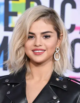 Selena Gomez blonde shoulder-length cut with dark roots