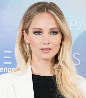 Jennifer Lawrence with dirty blonde to platinum hair at the 2016 