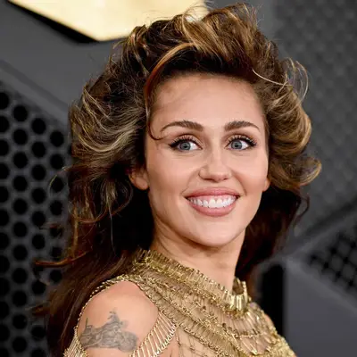 Miley Cyrus with brown hair and blonde highlights at the 2024 Grammy Awards in Los Angeles