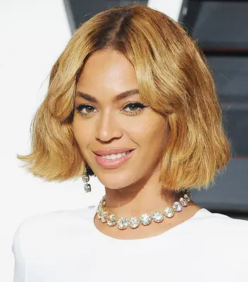 Beyoncé with short honey blonde gradient hair at the 2015 Vanity Fair Oscars Party in Beverly Hills, California