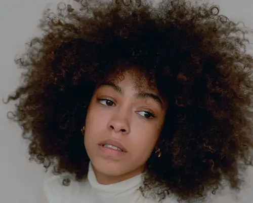 El cloruro de behentrimonio agrega humedad y brillo al cabello rizado: así es como funciona