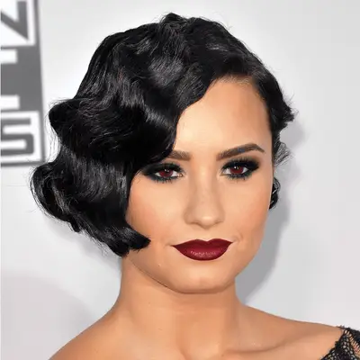 Demi Lovato wears finger waves bob to American Music Awards 