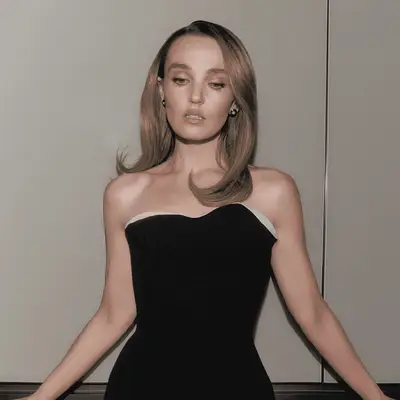 Chloe Fineman with mushroom blonde hair