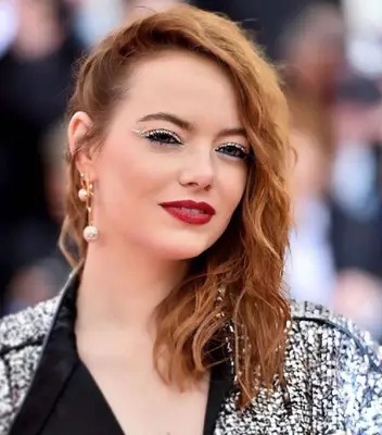Emma Stone wavy hair and glitter eyeshadow