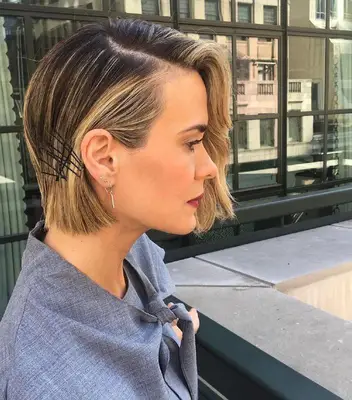 Sarah Paulson wet hair with multiple bobby pins
