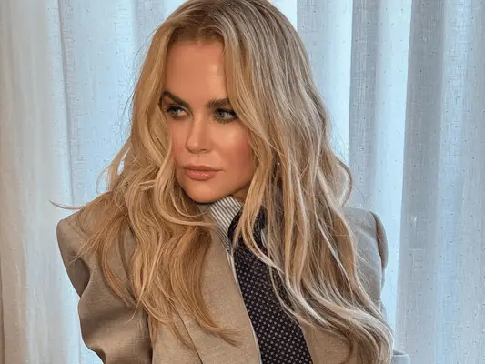 19 splendide acconciature lunghe per donne sopra i 50 anni