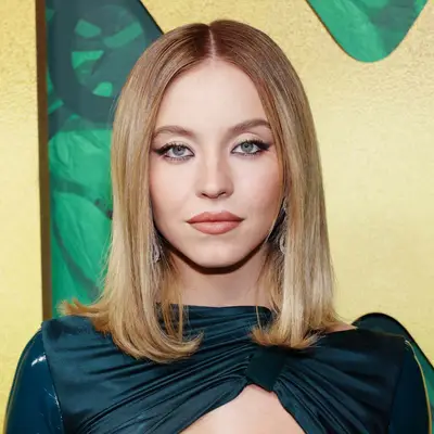 Sydney Sweeney in green dress with sleek lob and flipped ends
