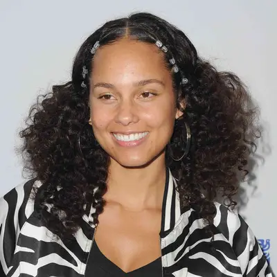 Alicia Keys wearing curly hairstyle
