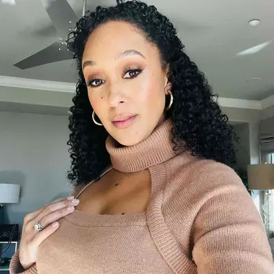 tamera mowry wearing curly hair