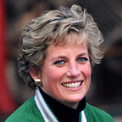Princess Diana wears her usual cut at a shorter length that emphasizes her natural wave