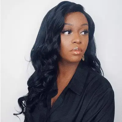 Come indossare una parrucca ha cambiato la mia relazione con i miei capelli afro