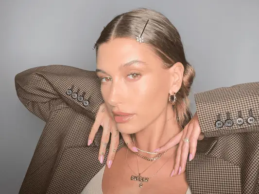hailey bieber wearing two bobby pins