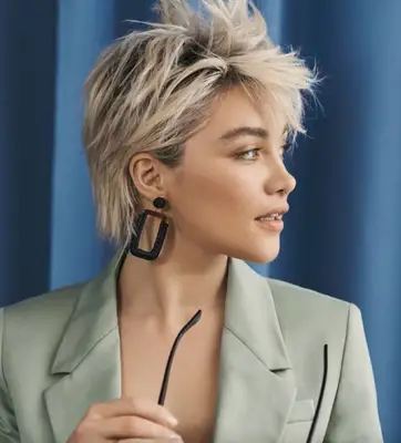 Florence Pugh in choppy blonde bixie hair cut and green blazer@
