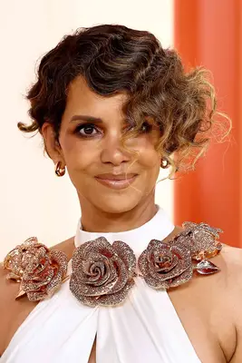 Halle Berry with finger-waved bixie haircut attends the 95th Annual Academy Awards on March 12, 2023