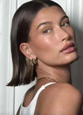 Hailey Bieber with straight, center-parted bixie hair cut