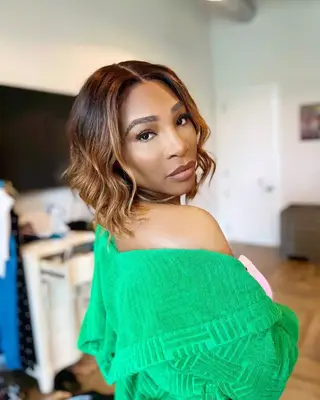 Serena Williams with warm tawny blonde highlights in her hair.