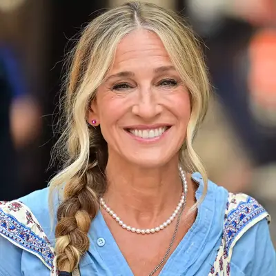 Sarah Jessica Parker wearing loose ponytail