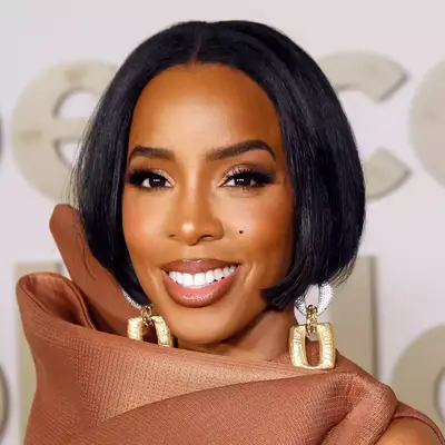 Kelly Rowland attends the 2024 Fifteen Percent Pledge Gala with French bob and statement earrings