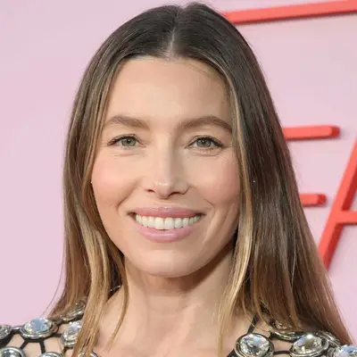 Jessica Biel wears ashy brown highlights and natural makeup