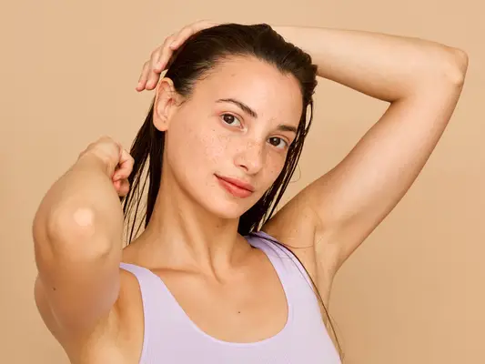 Hvordan (og når) for å farge håret ditt mens det er vått, ifølge stylister