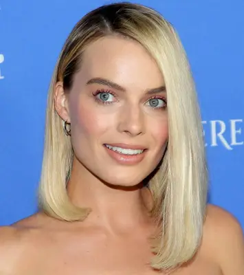 Margot Robbie with a platinum blonde asymmetrical bob at the 2018 Santa Barbara International Film Festival red carpet