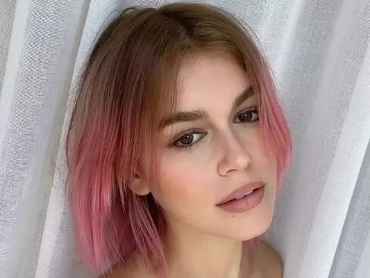 kaia gerber with brown to pink ombre hair