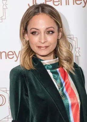 Close up of Nicole Richie with collarbone-length wavy hair