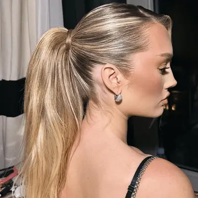 meredith duxbury wearing long ponytail with side part