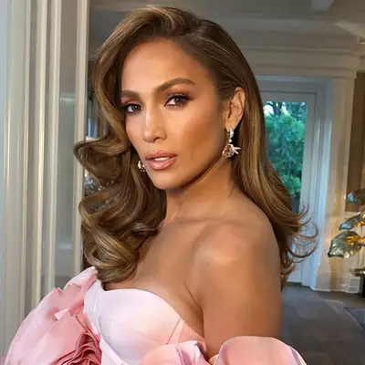 jennifer lopez wearing hollywood waves
