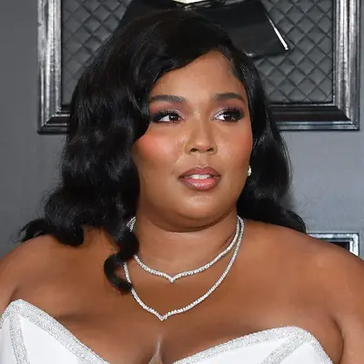 Lizzo wears old Hollywood pin curls and rose-toned makeup to the Grammy Awards