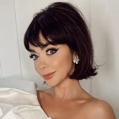 Sarah Hyland with a chin length bob, brushed under to create a curl toward her face.