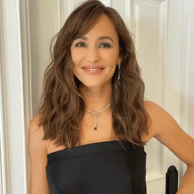 Jourdan Dunn with short wavy hair 