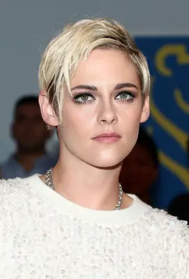 Kristen Stewart with blonde pixie haircut 