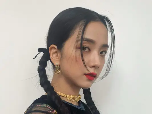 The singer Jisoo in a bold lip tint